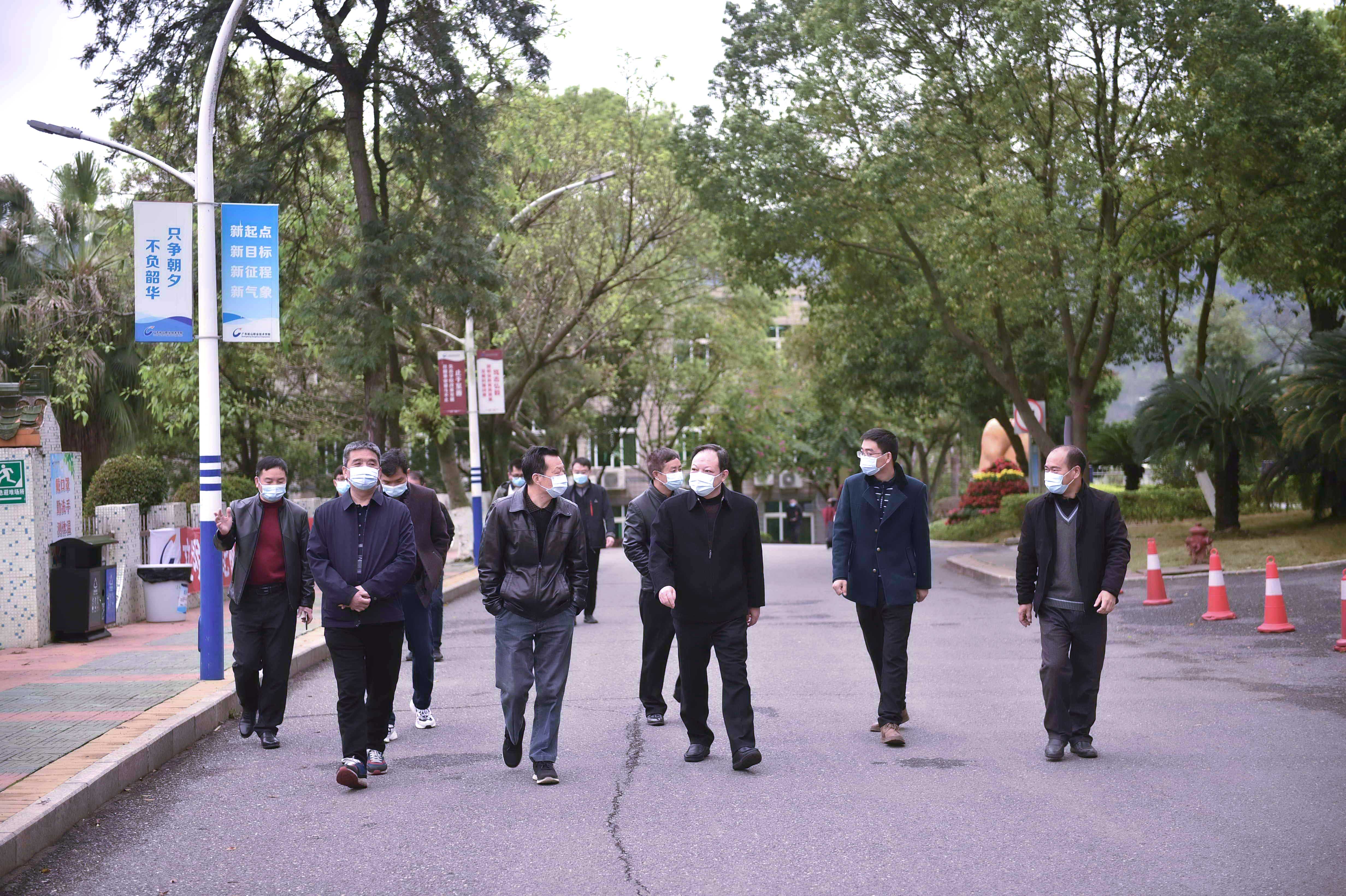 C:\Users\gdsspt\Desktop\20210227吴奇峰校长现场检查开学疫情防控工作\2021年2月27日 校领导一行深入一线调研春季学期开学防疫工作 拍摄：刘静\1.jpg