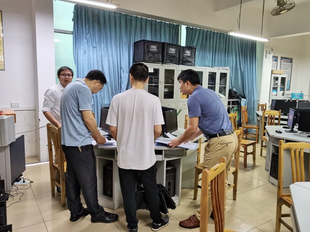 C:\Users\gdsspt\Desktop\实训中心组织开展学校实验实训室检查——改\2.jpg