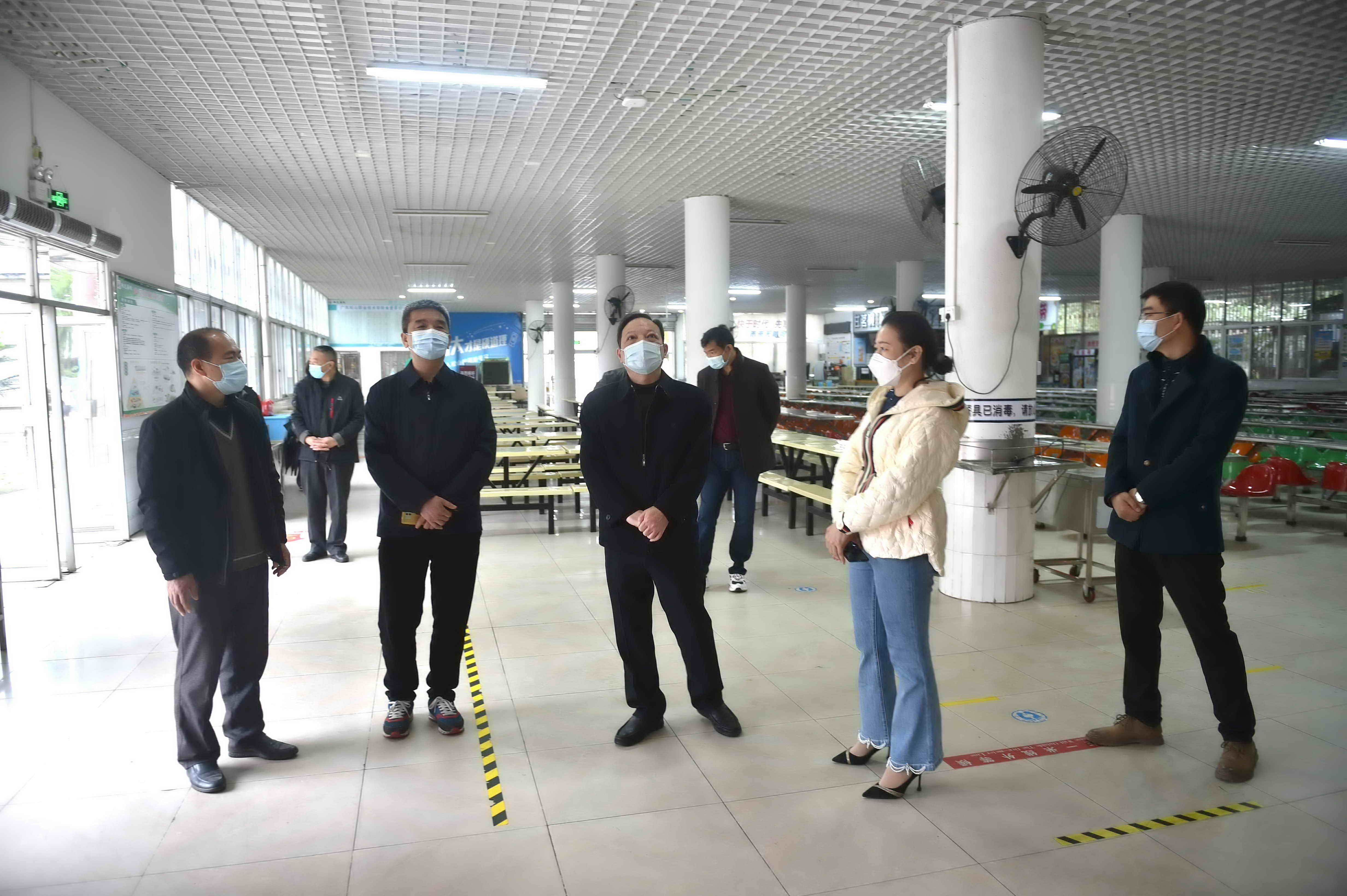 C:\Users\gdsspt\Desktop\20210227吴奇峰校长现场检查开学疫情防控工作\2021年2月27日 校领导一行深入一线调研春季学期开学防疫工作 拍摄：刘静\3.jpg