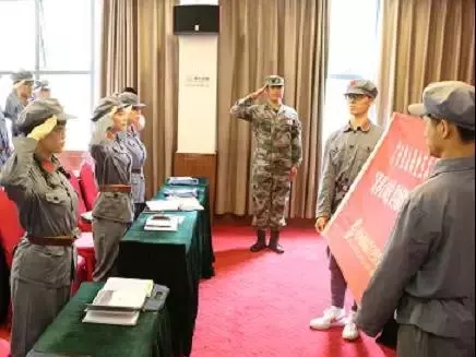 F:\W网络稿件\2019年网络稿\6月\青马班授旗.webp.jpg