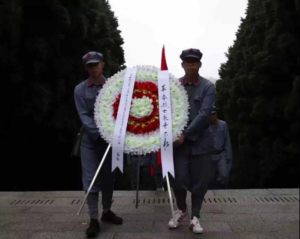 F:\W网络稿件\2019年网络稿\6月\为革命烈士敬献花圈.webp.jpg