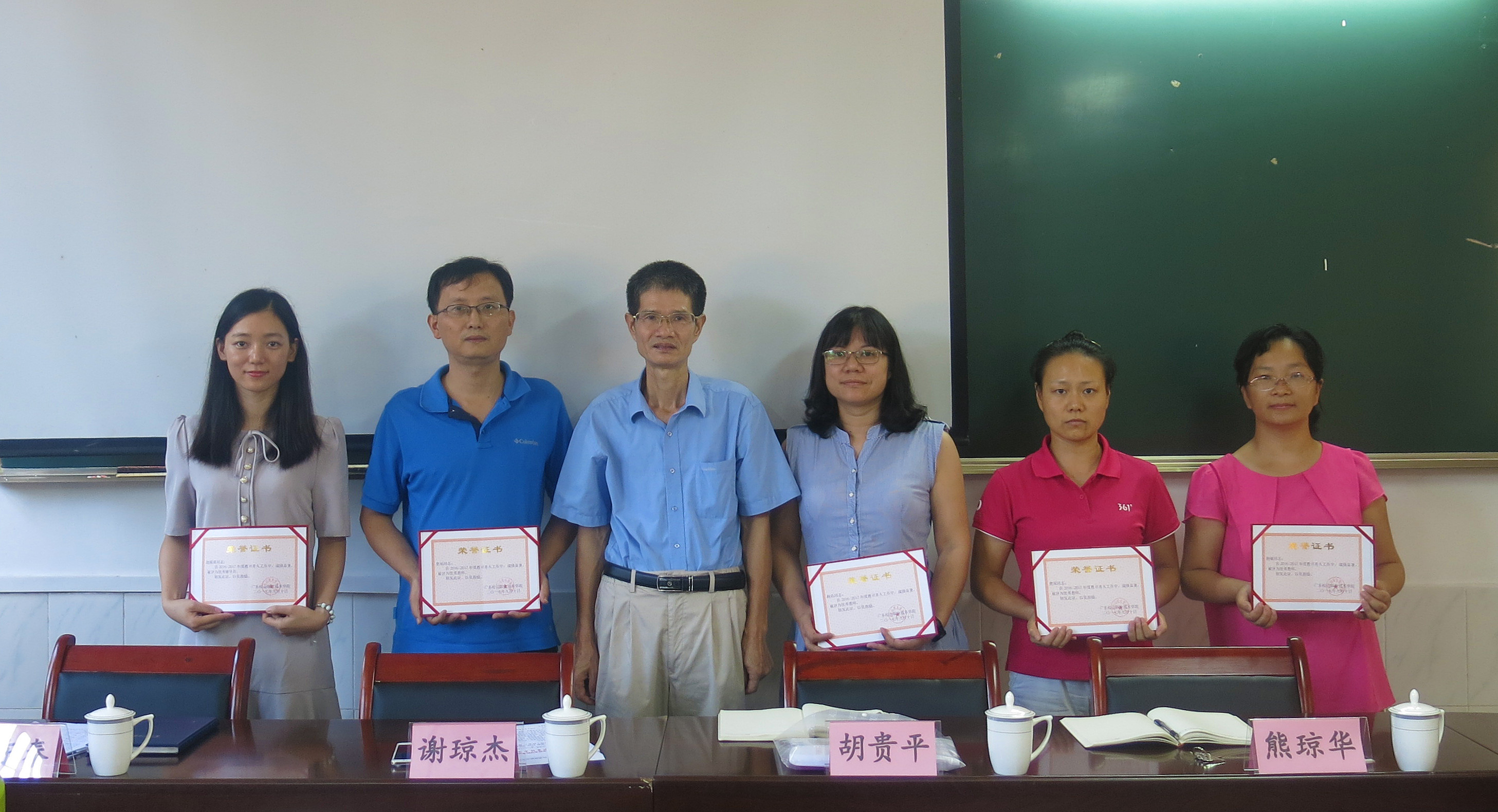 F:\网络稿件\2017年9月网络\9月8日教师节座谈会\IMG_3163a.jpg
