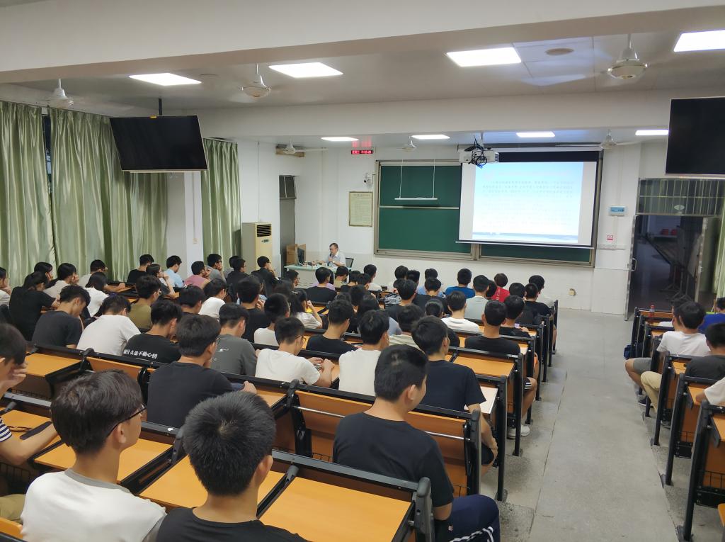 系主任讲课现场.jpg 系主任讲课现场.jpg