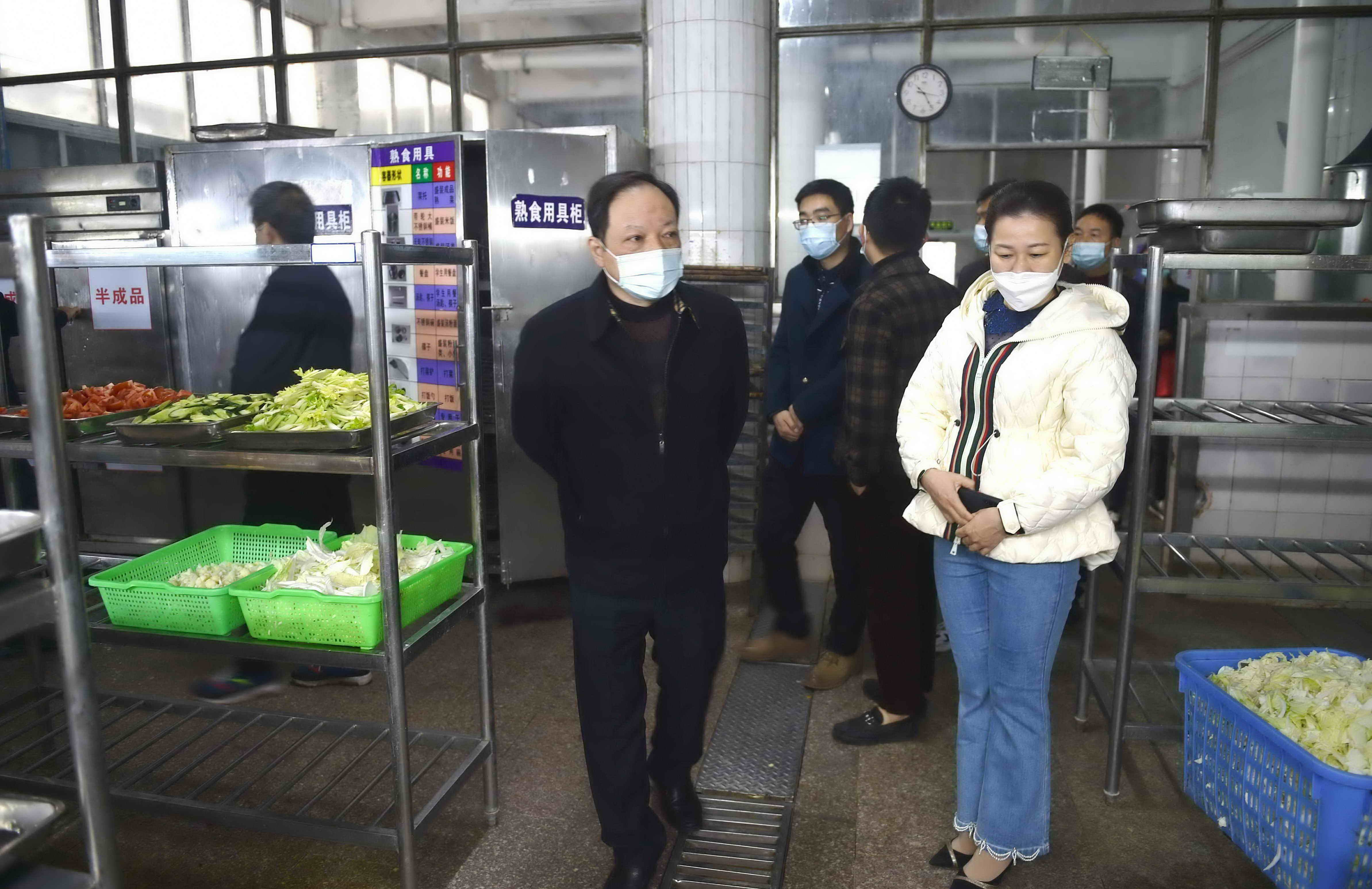 C:\Users\gdsspt\Desktop\20210227吴奇峰校长现场检查开学疫情防控工作\2021年2月27日 校领导一行深入一线调研春季学期开学防疫工作 拍摄：刘静\4.jpg