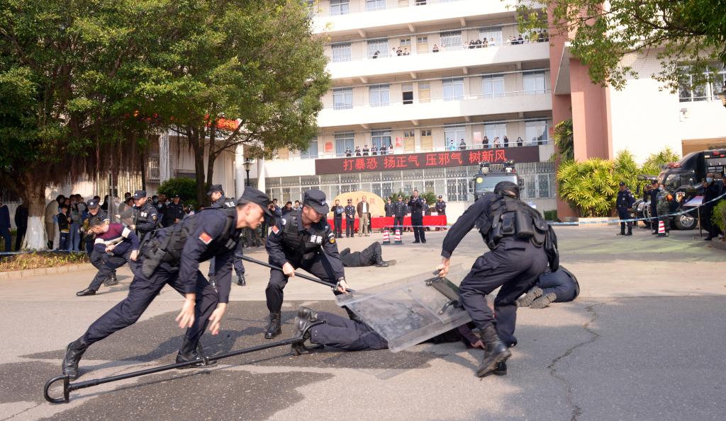 C:\Users\gdsspt\Desktop\20201229我校开展“反恐怖宣传教育进校园”暨《反恐怖主义法》颁布五周年系列宣传教育活动\1227反恐宣传照片\ZSF_8892.JPG