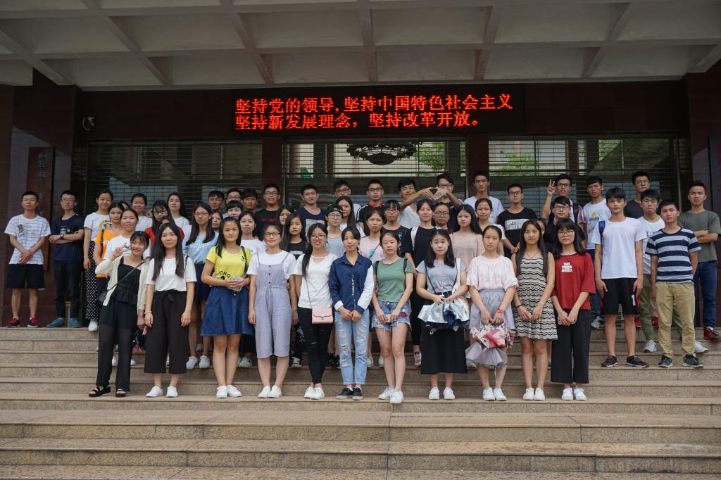 F:\网络稿件\2017年6月网络\纯文纯相\32.参观韶关博物馆.JPG
