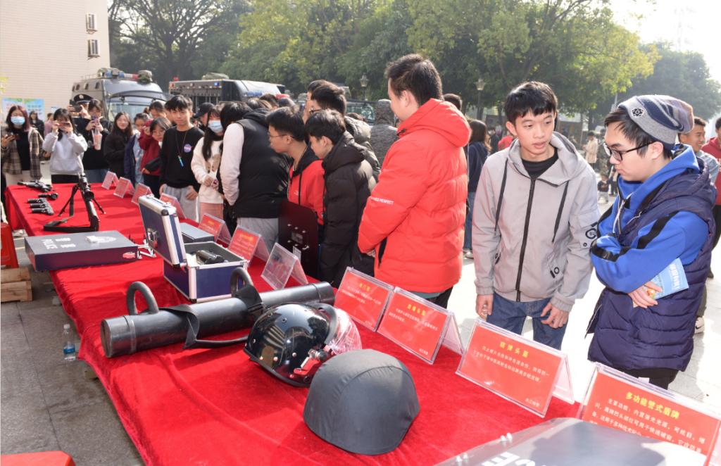C:\Users\gdsspt\Desktop\20201229我校开展“反恐怖宣传教育进校园”暨《反恐怖主义法》颁布五周年系列宣传教育活动\1227反恐宣传照片\N39MFVY$$N2FQ5LCHZH{7)L.jpg
