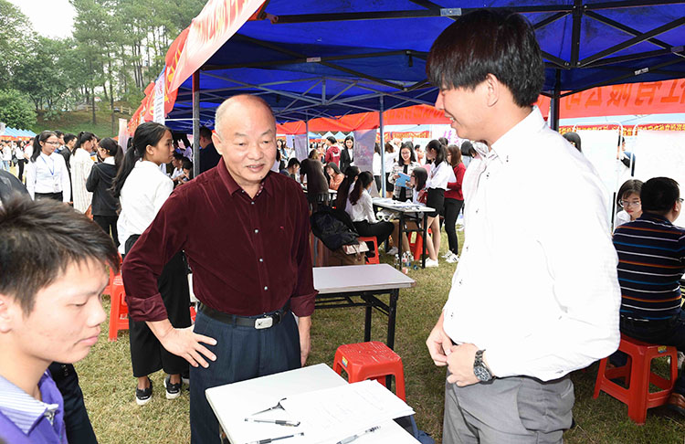 校园招聘会1.jpg