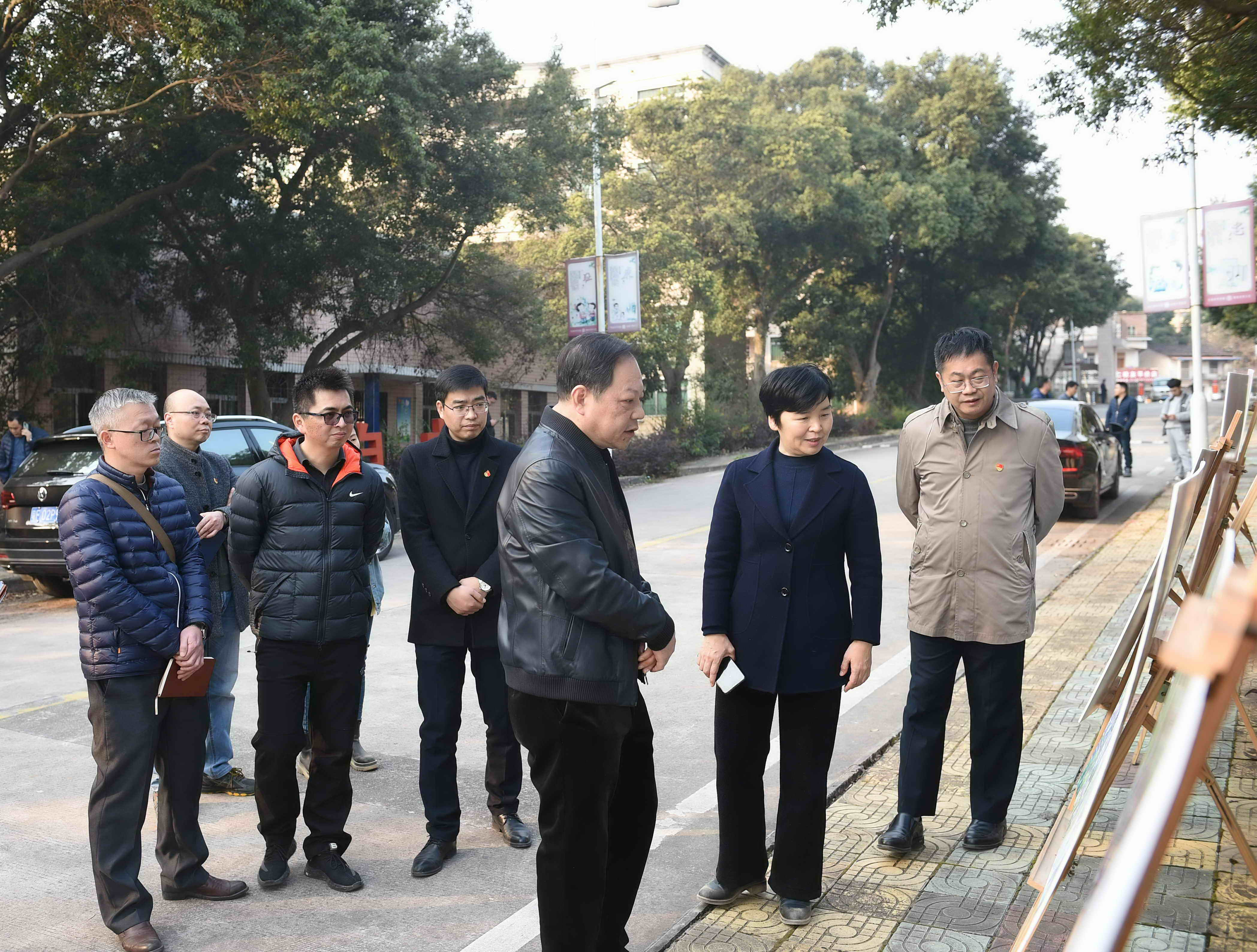 C:\Users\gdsspt\Desktop\20210107韶关市副市长高冬瑞莅临我校浈江校区视察校园修缮建设情况——改\2021年1月6日 韶关市副市长高冬瑞到浈江校区考察调研 拍摄：刘静\1.jpg