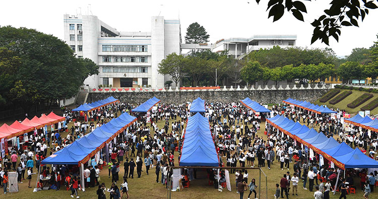 校园招聘会2.jpg