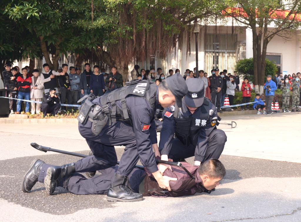 C:\Users\gdsspt\Desktop\20201229我校开展“反恐怖宣传教育进校园”暨《反恐怖主义法》颁布五周年系列宣传教育活动\1227反恐宣传照片\ZSF_8898.JPG
