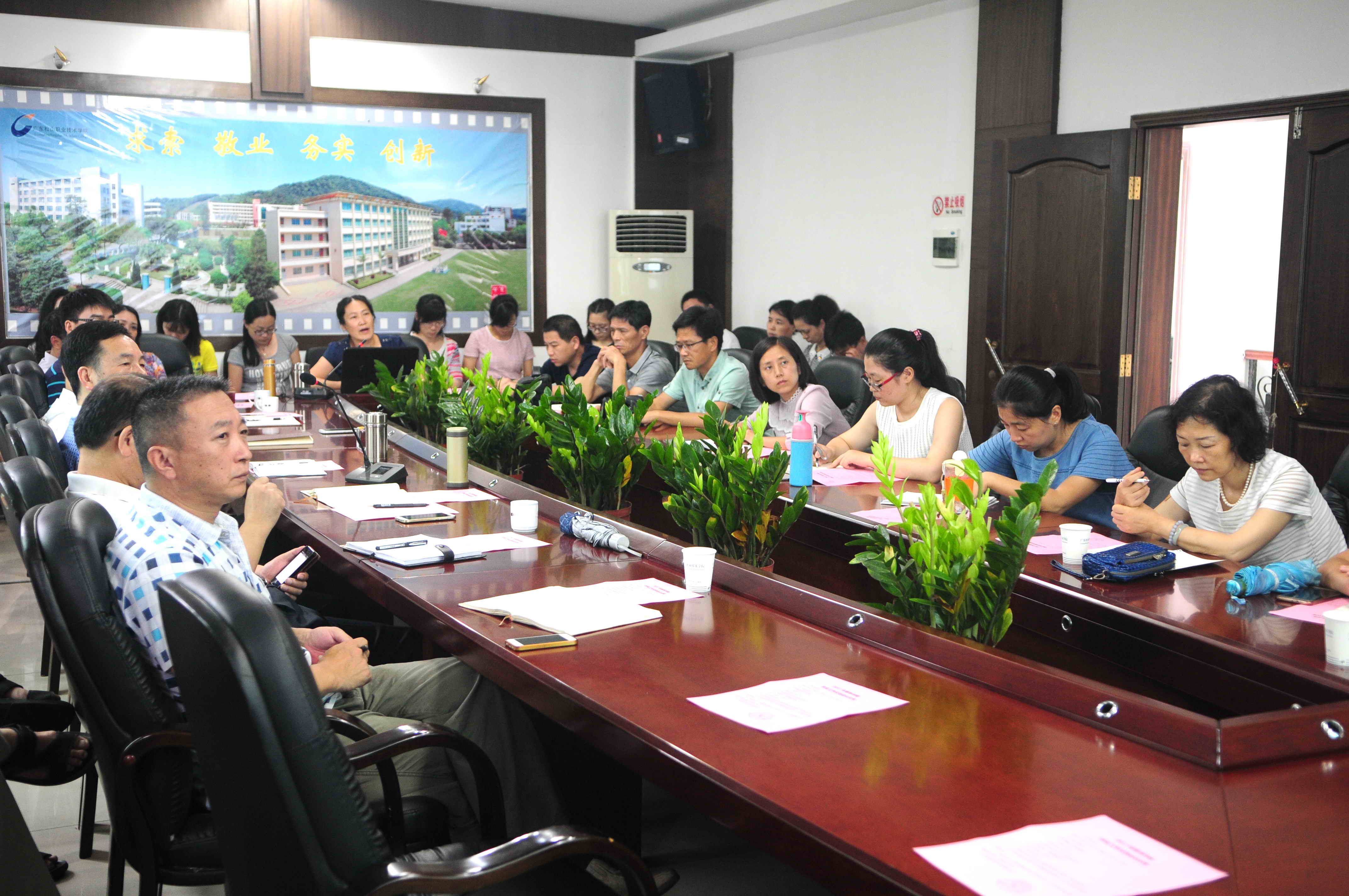 F:\网络稿件\2017年6月网络\2017年6月16日 学生工作研讨会 拍摄:刘静\44.我院召开2017年春季学期学生工作研讨会 (3).jpg F:\网络稿件\2017年6月网络\2017年6月16日 学生工作研讨会 拍摄:刘静\44.我院召开2017年春季学期学生工作研讨会 (3).jpg