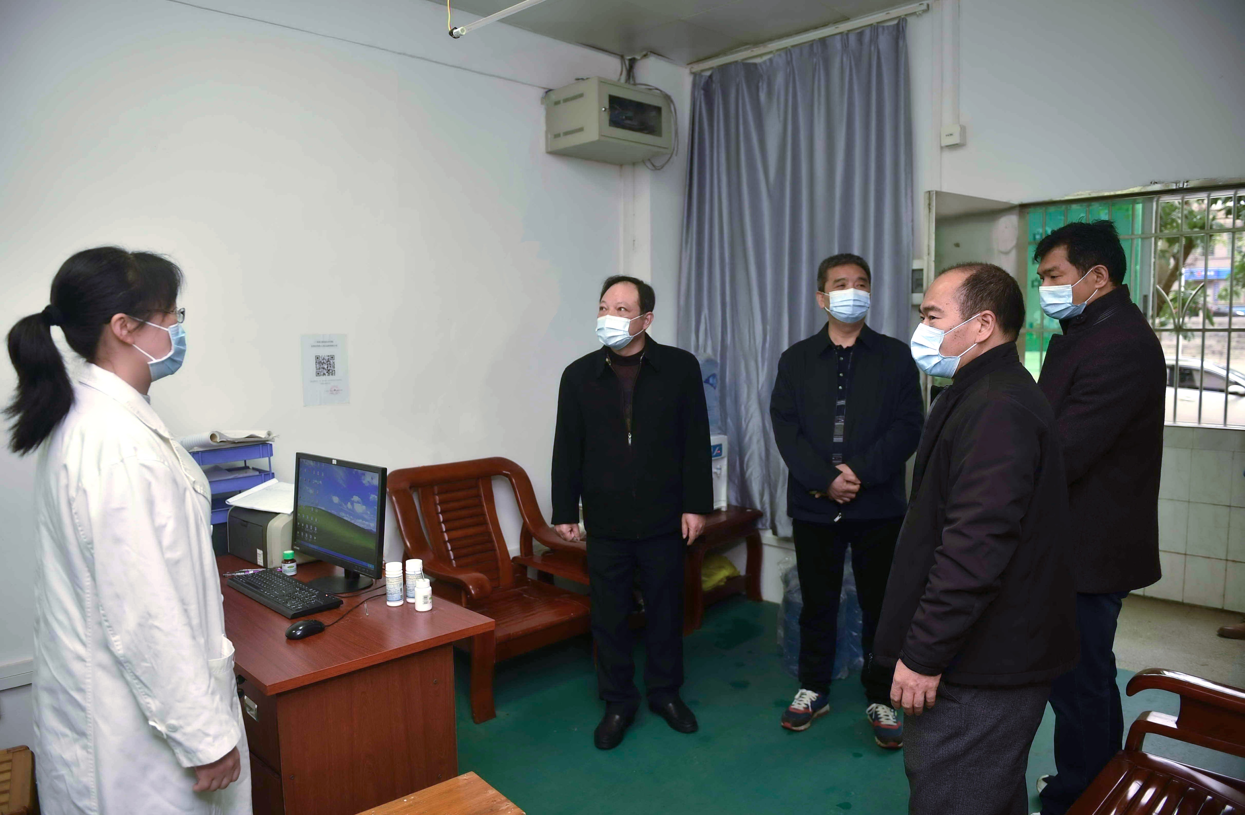 C:\Users\gdsspt\Desktop\20210227吴奇峰校长现场检查开学疫情防控工作\2021年2月27日 校领导一行深入一线调研春季学期开学防疫工作 拍摄：刘静\2.jpg