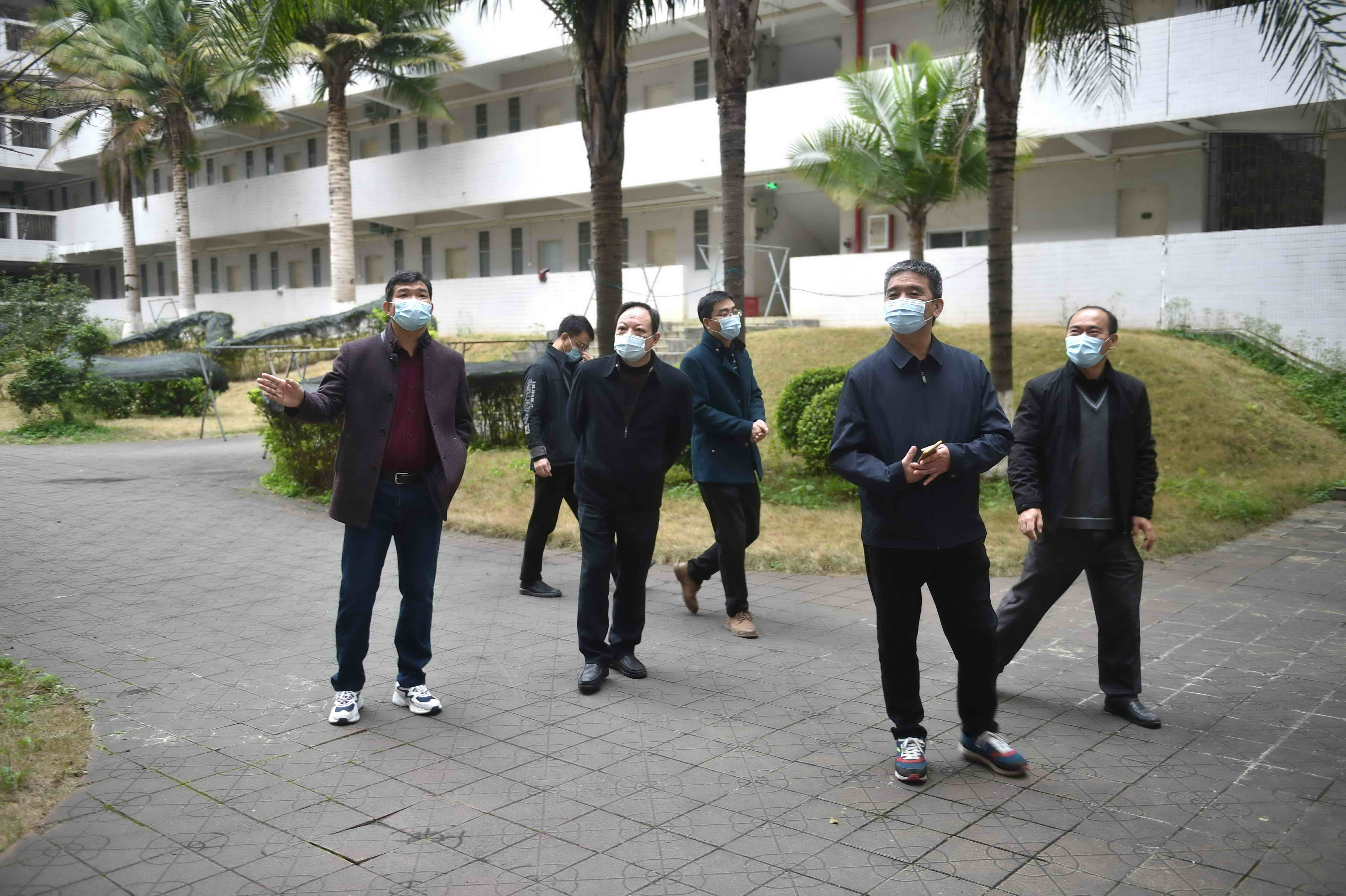 C:\Users\gdsspt\Desktop\20210227吴奇峰校长现场检查开学疫情防控工作\2021年2月27日 校领导一行深入一线调研春季学期开学防疫工作 拍摄：刘静\5.jpg