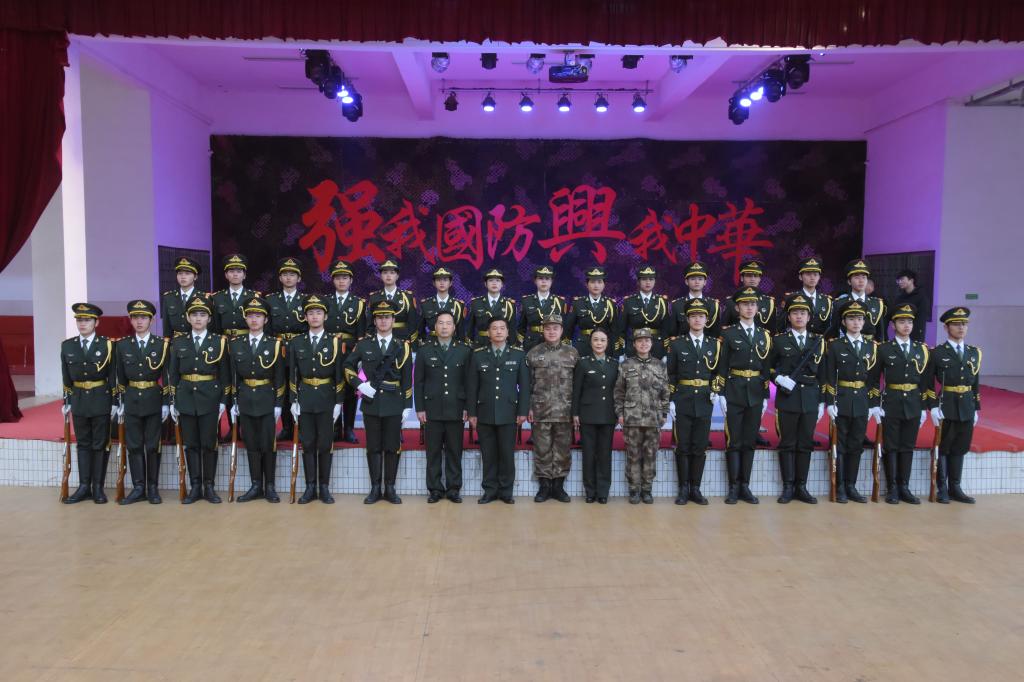 C:\Users\gdsspt\Desktop\“同升一面旗,共筑中国梦”——我校国旗护卫队走进曲江区三所中学 文档\照片\5.jpg C:\Users\gdsspt\Desktop\“同升一面旗,共筑中国梦”——我校国旗护卫队走进曲江区三所中学 文档\照片\5.jpg