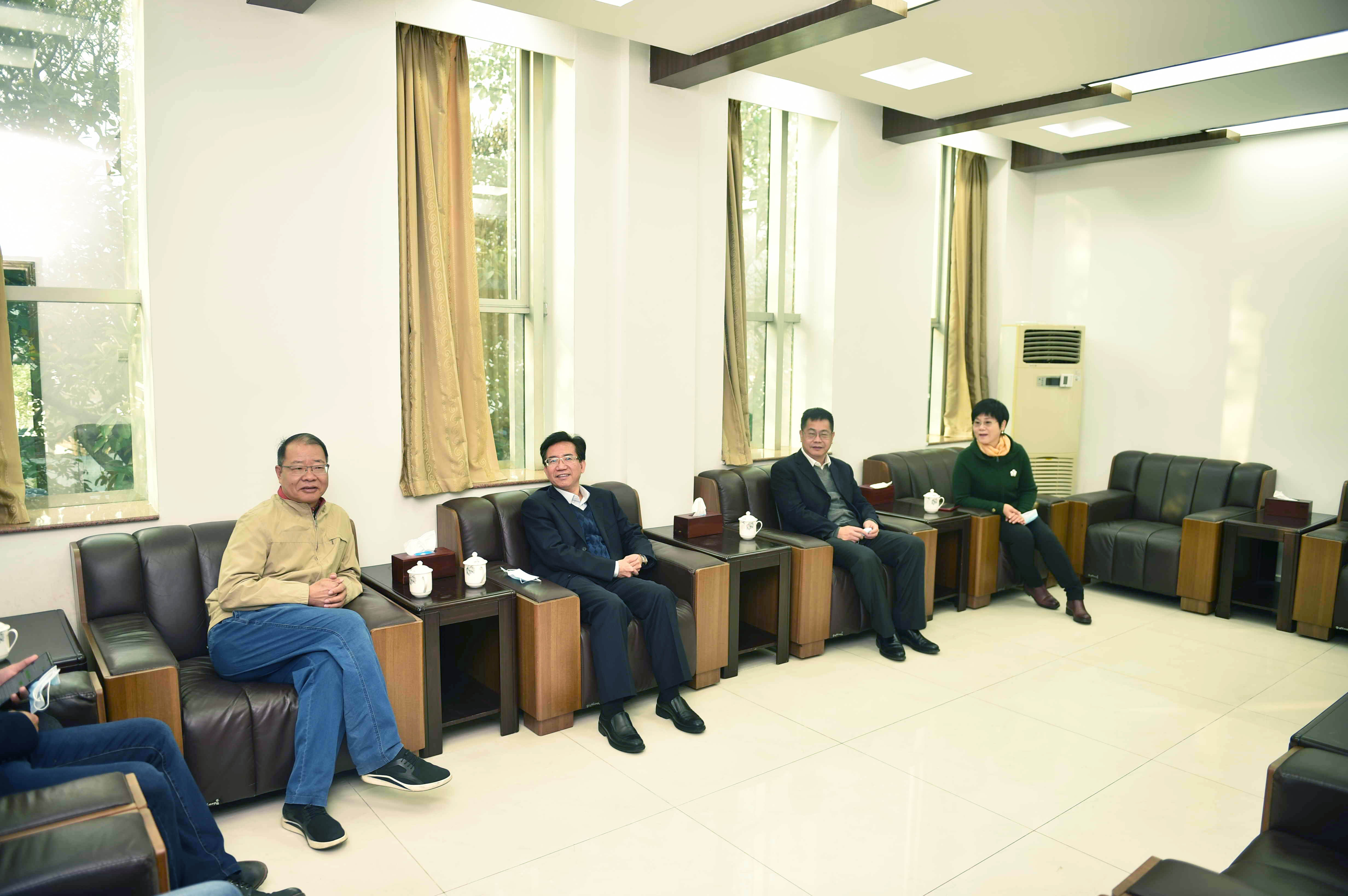 C:\Users\gdsspt\Desktop\广东省和广州市政协委员一行三人莅临我校考察交流\2021年1月27日 华南理工大学 部长 暨南大学党委常委、统战部部长庄汉文一行莅校交流指导 拍摄：刘静\2.jpg